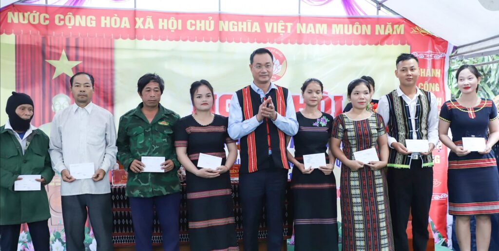 Ngay hoi dai doan ket dan toc thon 56A xa Dac Pring 1