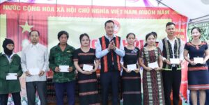 Ngay-hoi-dai-doan-ket-dan-toc-thon-56A-xa-Dac-Pring_1