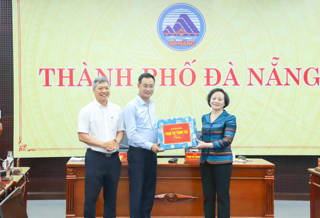 Pho TT Pham Thi Thanh Tra lam viec voi DN 2