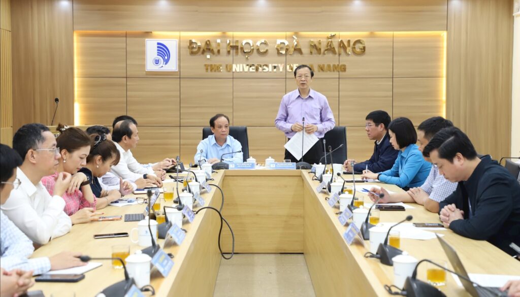 Thu truong tham Dai hoc Da Nang