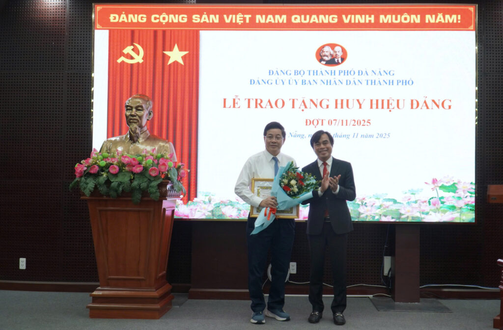 Trao huy hieu Dang 11 11