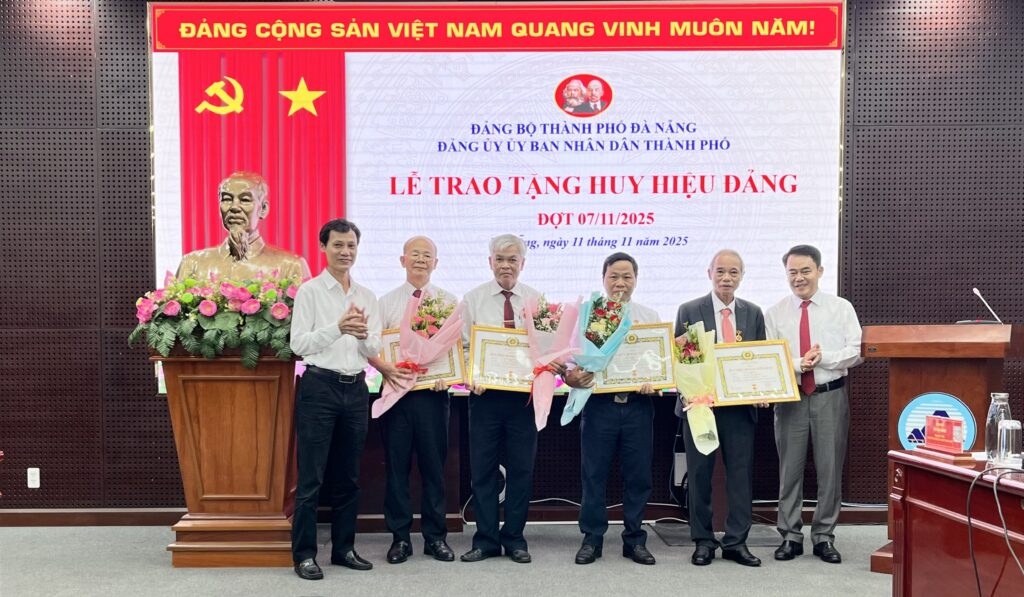 Trao huy hieu Dang 11 11 1