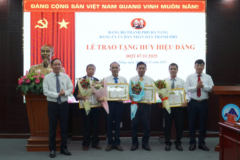 Trao huy hieu Dang 11 11 2