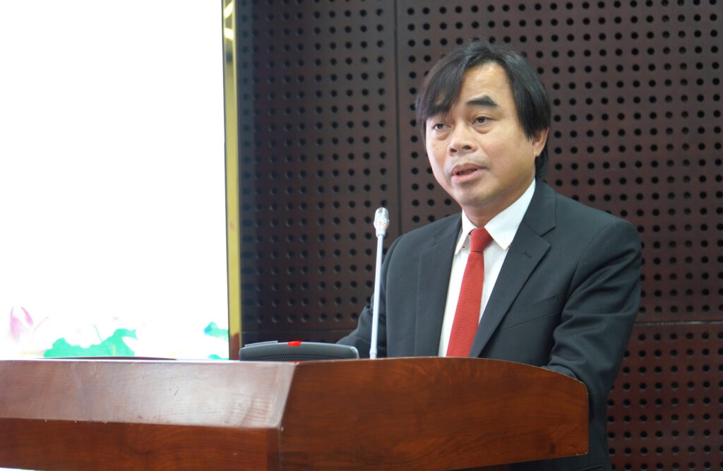 Trao huy hieu Dang 11 11 3