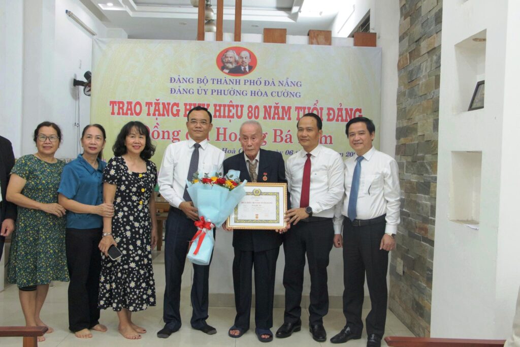 Trao huy hieu Dang 7 11
