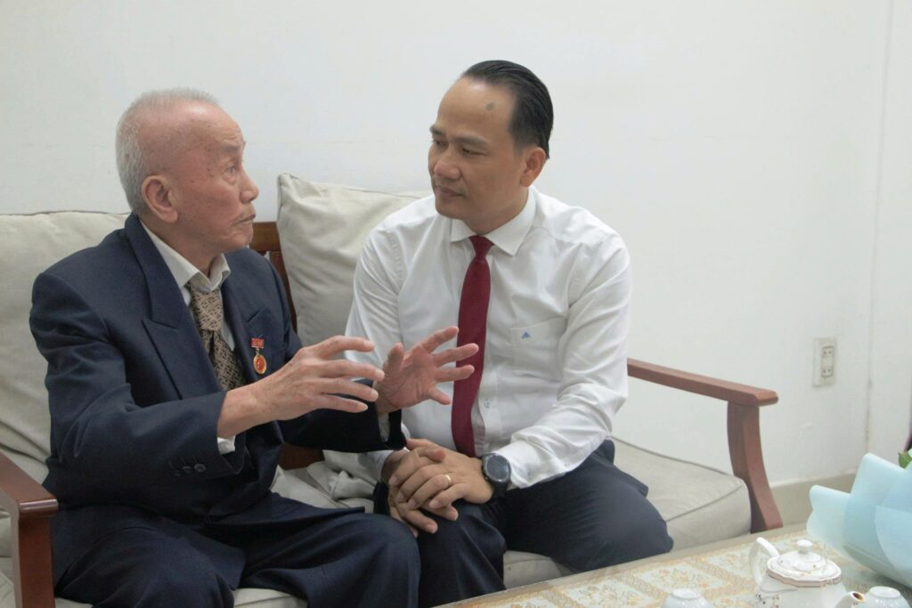 Trao huy hieu Dang 7 11 1