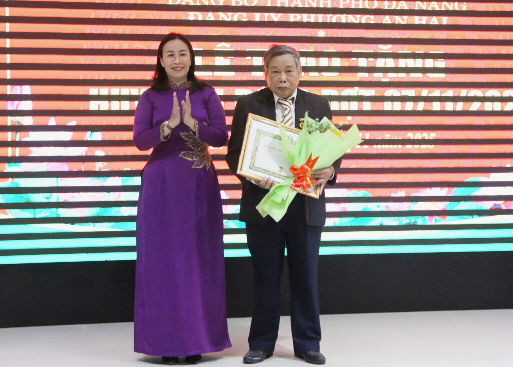 Trao huy hieu Dang An Hai