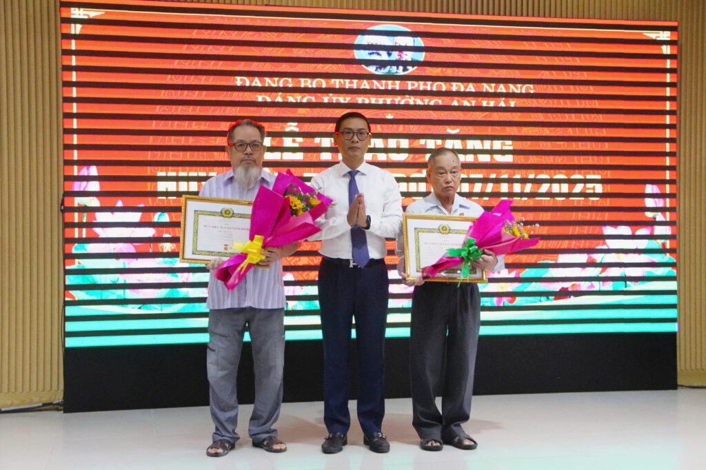 Trao huy hieu Dang An Hai 1