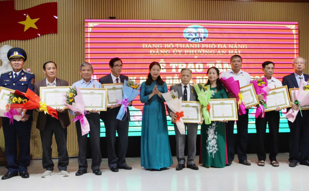Trao huy hieu Dang An Hai 2