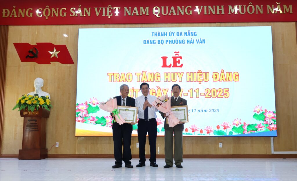 Trao huy hieu Dang phuong Hai Van
