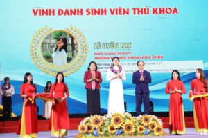 Vinh-danh-thu-khoa-dai-hoc-Da-Nang