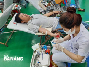 a-blood-donor-from-the-da-nang-newspaper-at-the-campaign-1