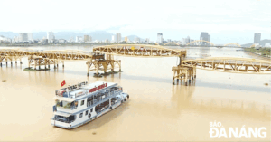 a-sightseeing-boat-operating-on-the-han-river-1