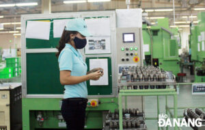 an-employee-from-the-tokyo-keiki-precision-technology