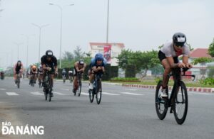 athletes-competing-in-a-2-loop-90km-cycle-race-1