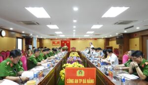 ban-phap-che-lam-viec-voi-cong-an-thanh-pho-1