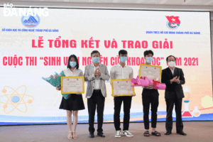 ban-t-e1-bb-95-ch-e1-bb-a9c-trao-gi-e1-ba-a3i-cho-c-c3-a1c-sinh-vi-c3-aan-tham-gia-cu-e1-bb-99c-thi-n-c4-83m-2021-1