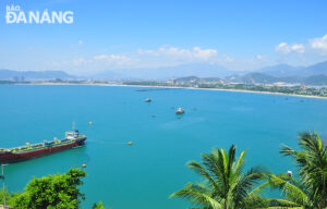 ben-cang-lien-chieu-nhin-tu-deo-hai-van-1