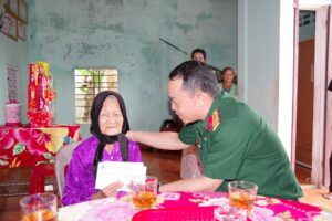 bo-chi-huy-quan-su-tang-qua-27-7-2025-1