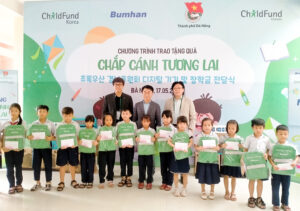 childfund-vn-tang-may-tinh-cho-hoa-vang