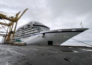 chinese-cruise-ship-brings-700-foreign-visitors-to-da-nang-1