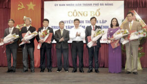 cong-bo-quyet-dinh-hop-nhat-1