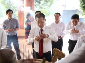 dang-huong-dai-tuong-niem-liet-sy-tay-giang-1