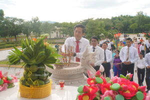 dang-huong-nghia-trang-liet-si-xa-chien-dan-1