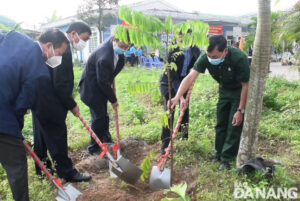 delegates-planting-trees-at-the-care-centre-1