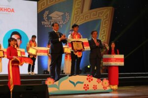 dhdn-vinh-danh-tan-thu-khoa-sbug-1