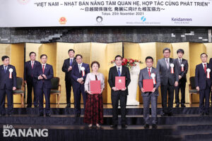 exchanging-of-signed-business-agreements