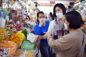 foreign-shoppers-at-the-han-market