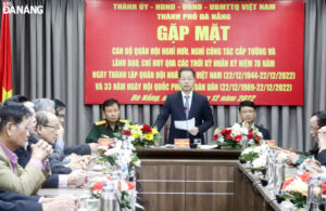 gap-mat-2c-tang-qua-chuc-mung-can-bo-cap-tuong-nghi-huu-1
