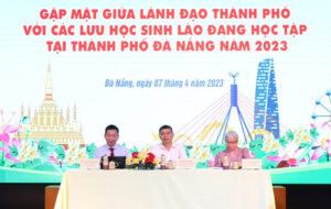 giao-luu-voi-hoc-sinh-lao-1