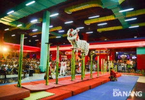 high-pole-lion-dances-1