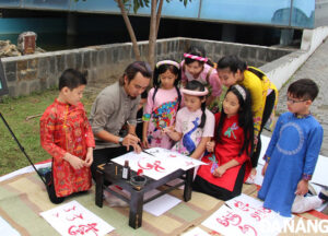 hs-tham-gia-phien-cho-tet-1