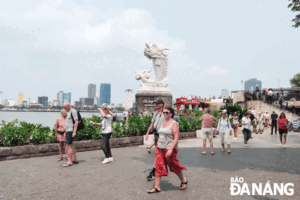 khach-du-lich-tai-cau-tinh-yeu-1