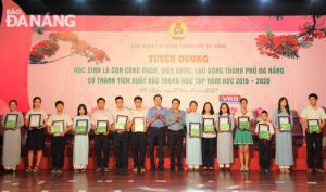 khen-th-c6-b0-e1-bb-9fng-cho-c-c3-a1c-em-c4-91-e1-ba-a1t-th-c3-a0nh-t-c3-adch-cao-trong-c-c3-a1c-k-e1-bb-b3-thi-1