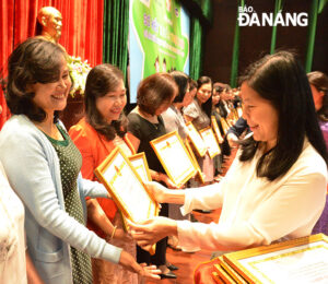 khen-thuong-thuc-hien-de-an-sua-hoc-duong-1
