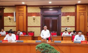 lam-viec-voi-bo-chinh-tri-190825-1