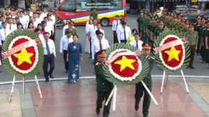lanh-dao-thanh-khe-dang-huong-anh-hung-liet-si-1