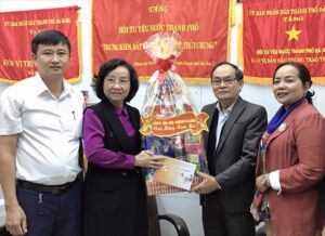 lanh-dao-thanh-pho-chuc-tet-cac-don-vi