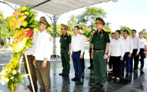 lanh-dao-thanh-pho-dang-huong-nghia-trang-liet-sy-quoc-gia-1