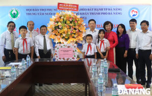 lanh-dao-thanh-pho-tang-qua-1-6-cho-thieu-nhi-1
