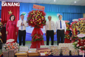 lanh-dao-thanh-pho-tang-qua-1-6-cho-thieu-nhi-3-1