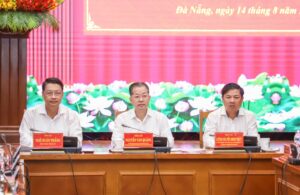 lay-y-kien-bao-cao-chinh-tri-08-2025-1
