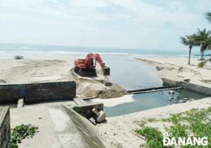 mobilising-excavators-to-fill-the-creek-with-rainwater-1