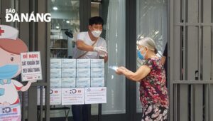 mr-kim-won-hoon-28left-29-giving-free-surgical-masks-to-local-residents-1