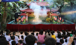 mua-roi-nuoc-o-dinh-lang-hai-chau-1