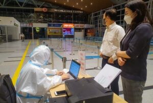 passengers-register-for-rapid-covid-19-tests-at-da-nang-international-airport